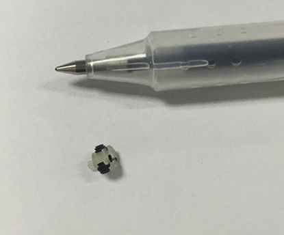 เกียร์สีดำเล็ก ๆ ขนาดเล็ก 1 มิลลิเมตรมีขนาดเล็กมากประกอบขึ้นในเพลา